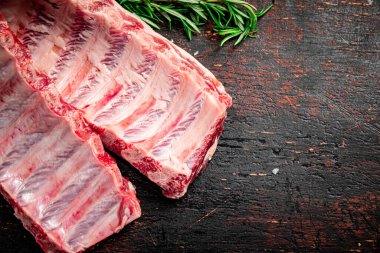 Masada taze pirzola var. Kırsal bir arka planda. Yüksek kalite fotoğraf