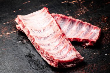 Masada taze pirzola var. Kırsal bir arka planda. Yüksek kalite fotoğraf