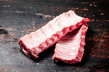 Masada taze pirzola var. Kırsal bir arka planda. Yüksek kalite fotoğraf