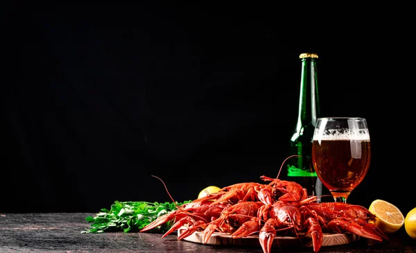 Boiled Crayfish Glass Beer Lemon Dark Background High Quality Photo — Fotografia de Stock