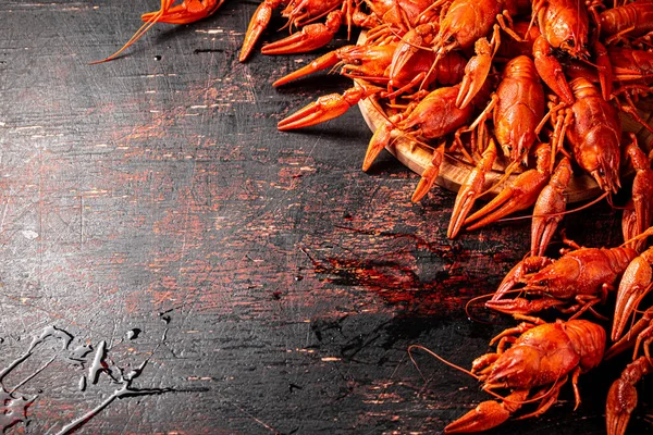 Boiled Crayfish Cutting Board Dark Background High Quality Photo — Stock Photo, Image