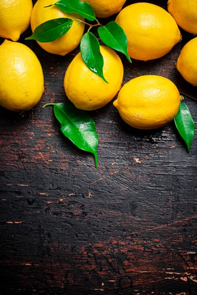 Juicy Lemons Foliage Table Rustic Dark Background High Quality Photo — Stock Photo, Image