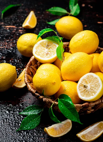 Basket Ripe Lemons Leaves Rustic Dark Background High Quality Photo — Stock Photo, Image