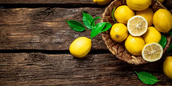 Halves Whole Lemons Leaves Basket Wooden Background High Quality Photo — Stock Photo, Image