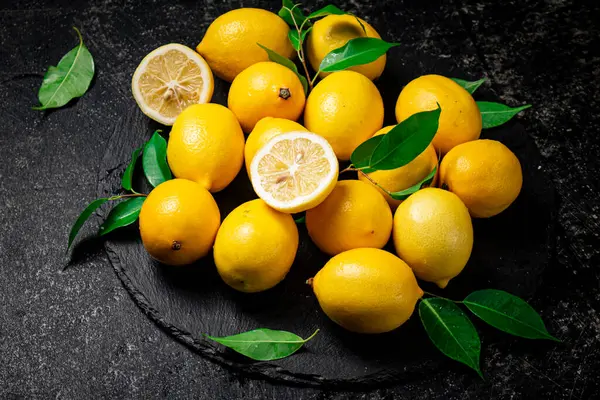 Juicy Lemons Leaves Stone Board Black Background High Quality Photo — Stock Photo, Image