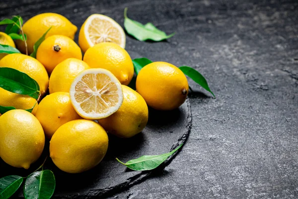 Juicy Lemons Leaves Stone Board Black Background High Quality Photo — Stock Photo, Image