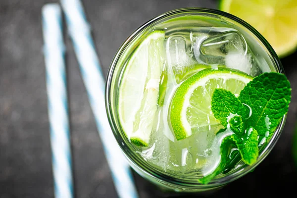 Geleneksel mojito, limon ve naneli. Siyah bir arka planda. Yüksek kalite fotoğraf
