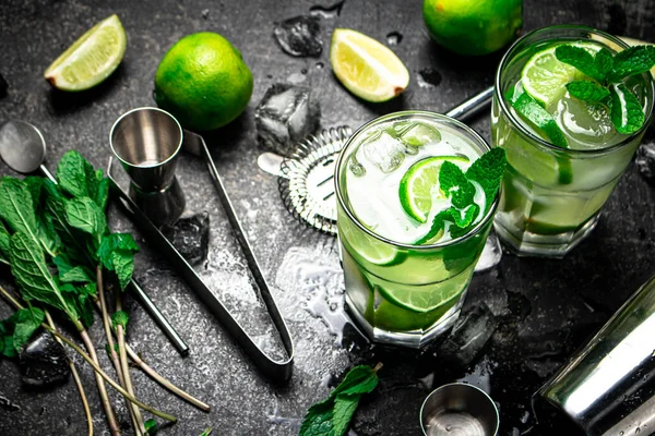 Traditional Mojito Pieces Lime Mint Black Background High Quality Photo — Foto Stock