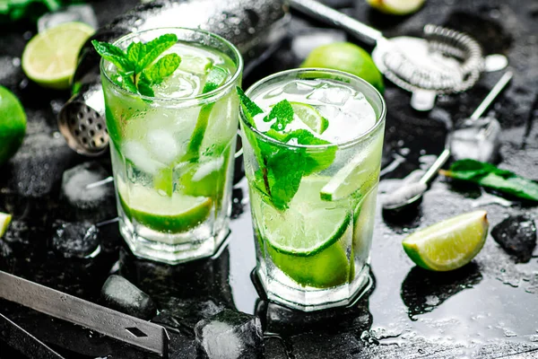 Naneli ve buzlu mojito. Siyah, nemli bir arka planda. Yüksek kalite fotoğraf