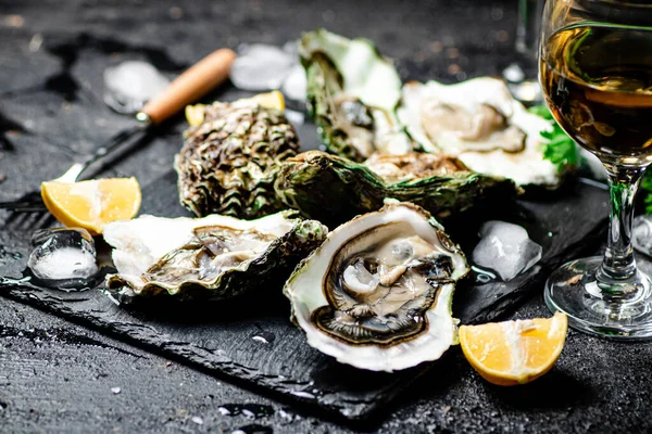 Raw Oysters Stone Board Black Background High Quality Photo — стоковое фото