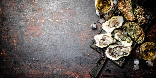 Raw Oysters Ice Cutting Board Rustic Dark Background High Quality — Foto Stock