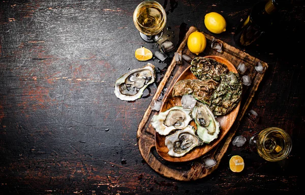 Fresh Oysters Ice Wooden Plate Dark Background High Quality Photo — стоковое фото
