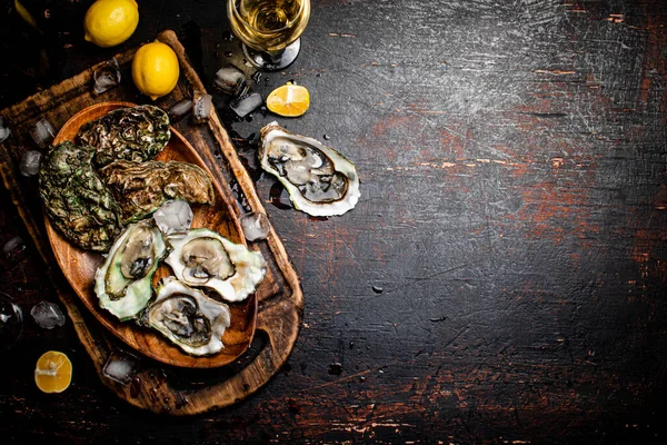 Fresh Oysters Ice Wooden Plate Dark Background High Quality Photo — Stock Photo, Image
