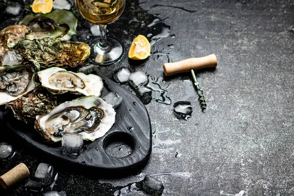 Fresh Oysters Cutting Board Black Background High Quality Photo — стоковое фото