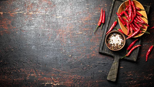 Red Chili Pepper Pods Cutting Board Rustic Dark Background High — Fotografia de Stock
