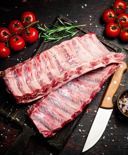 Raw Ribs Cutting Board Knife Tomatoes Dark Background High Quality — Stock Photo, Image