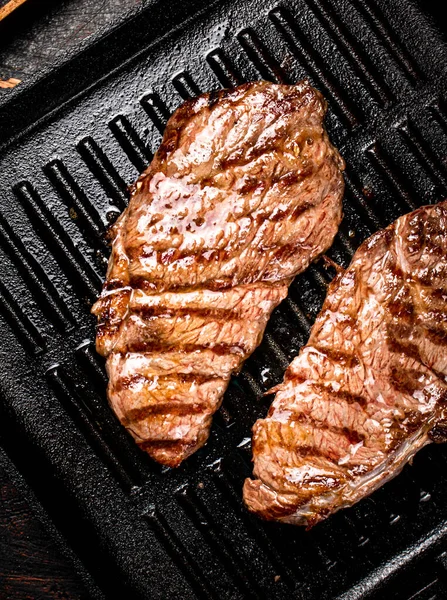 Aromatisches Steak Vom Grill Der Pfanne Vor Einem Dunklen Hintergrund — Stockfoto
