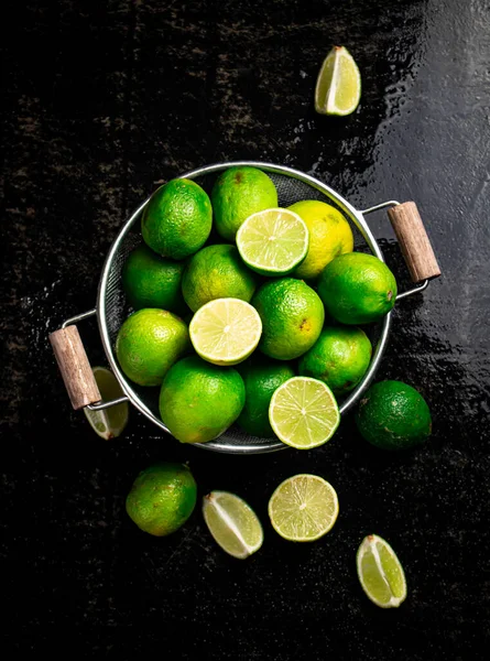 Fragrant Lime Leaves Colander Black Damp Background High Quality Photo Imagens De Bancos De Imagens