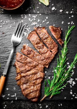Biberiyeli ızgara biftek. Siyah bir arka planda. Yüksek kalite fotoğraf