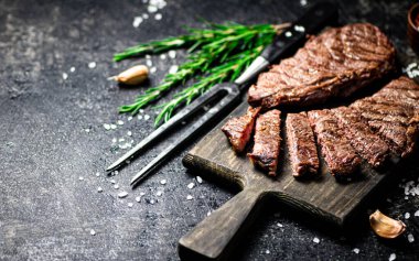 Biberiyeli biftek ızgarası. Karanlık bir arka plana karşı. Yüksek kalite fotoğraf