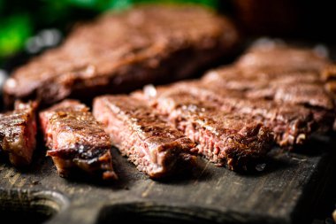 Kesme tahtasında leziz ızgara biftek. Makro arka plan. Yüksek kalite fotoğraf