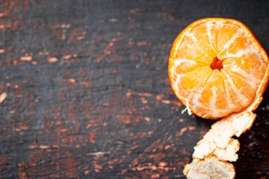 Taze mandalina soyulmuş. Siyah bir arka planda. Yüksek kalite fotoğraf