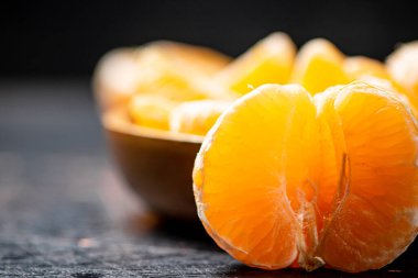 Soyulmuş mandalina. Karanlık bir arka plana karşı. Yüksek kalite fotoğraf