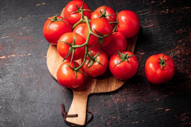 Tahta üzerinde taze domatesler. Karanlık bir arka plana karşı. Yüksek kalite fotoğraf