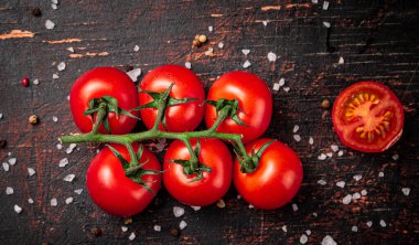 Taze domates ve tuz parçaları. Karanlık bir arka plana karşı. Yüksek kalite fotoğraf