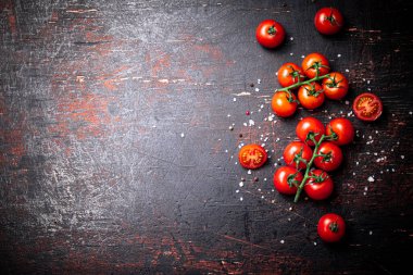 Taze domates ve tuz parçaları. Karanlık bir arka plana karşı. Yüksek kalite fotoğraf
