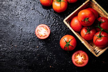 Sepette olgun domatesler. Siyah bir arka planda. Yüksek kalite fotoğraf
