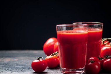 Olgun domateslerin suyu bardakta. Kırsal bir arka planda. Yüksek kalite fotoğraf