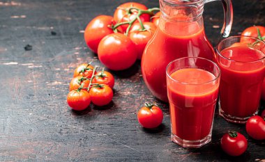 Bir sürahi domates suyu. Kırsal bir arka planda. Yüksek kalite fotoğraf