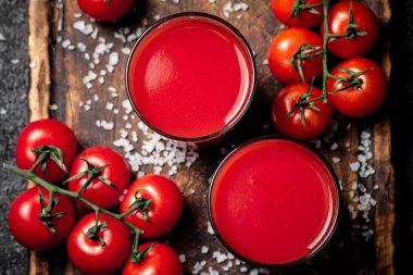 Tuzlu bir bardakta domates suyu. Ahşap bir arka planda. Yüksek kalite fotoğraf