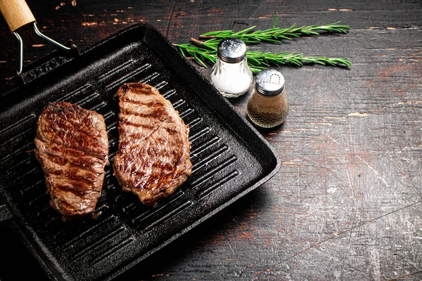 Aromatic Grilled Steak Frying Pan Dark Background High Quality Photo — Stock Photo, Image