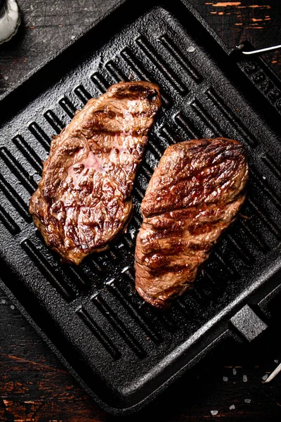 Aromatische Gegrilde Biefstuk Een Koekenpan Tegen Een Donkere Achtergrond Hoge — Stockfoto