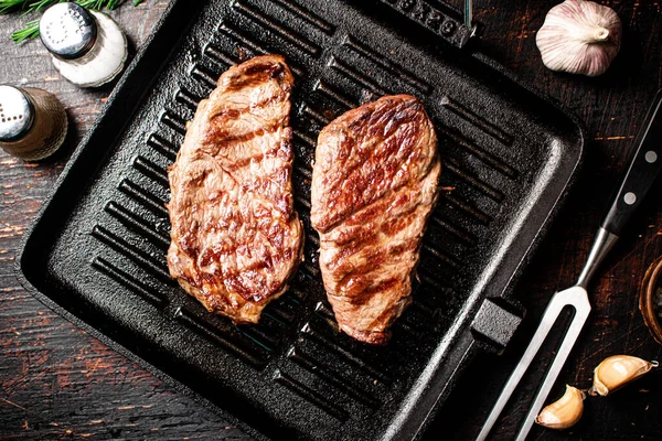 Aromatische Gegrilde Biefstuk Een Koekenpan Tegen Een Donkere Achtergrond Hoge — Stockfoto