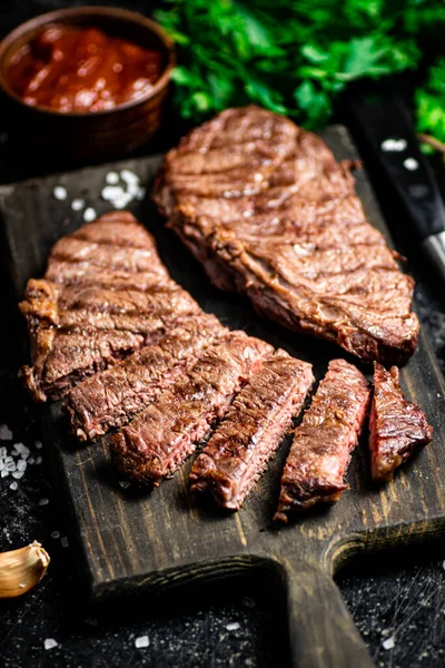 Sliced Grilled Steak Cutting Board Black Background High Quality Photo — Stockfoto