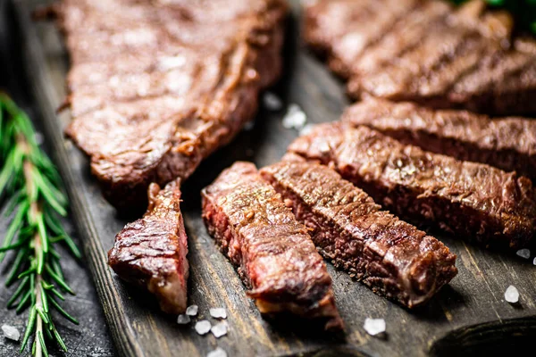Flavorful Grilled Steak Cutting Board Macro Background High Quality Photo — Fotografia de Stock
