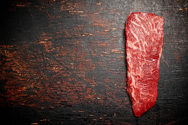 Sepotong Segar Steak Mentah Terhadap Latar Belakang Gelap Tekstur Daging — Stok Foto