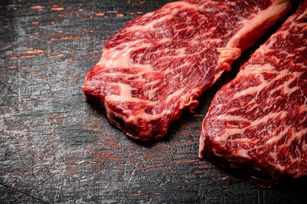 Zwei Stücke Frisches Rohes Steak Auf Rustikalem Dunklem Hintergrund Hochwertiges — Stockfoto