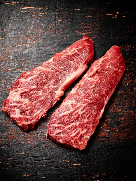 Két Szelet Friss Nyers Steak Egy Rusztikus Sötét Háttérrel Kiváló — Stock Fotó