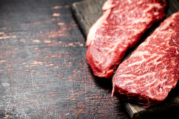 Zwei Stücke Frisches Rohes Steak Auf Rustikalem Dunklem Hintergrund Hochwertiges — Stockfoto