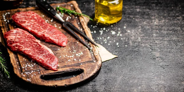 Syrový Steak Prkně Černém Pozadí Kvalitní Fotografie — Stock fotografie