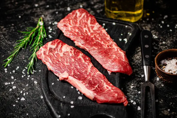 Rohe Steaks Auf Einem Schneidebrett Auf Schwarzem Hintergrund Hochwertiges Foto — Stockfoto