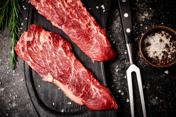 Rohe Steaks Auf Einem Schneidebrett Auf Schwarzem Hintergrund Hochwertiges Foto — Stockfoto