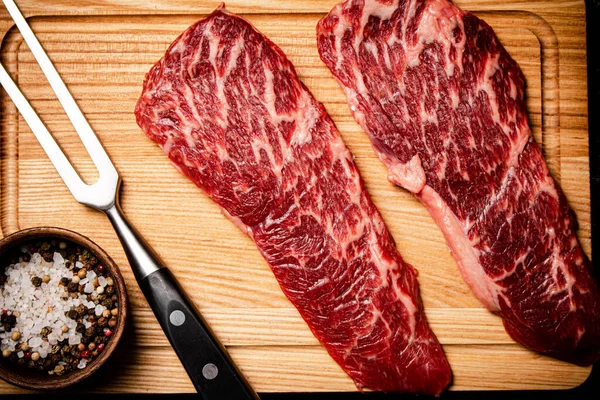 Rohe Steaks Mit Gewürzen Auf Einem Holzschneidebrett Makroökonomische Hintergründe Hochwertiges — Stockfoto