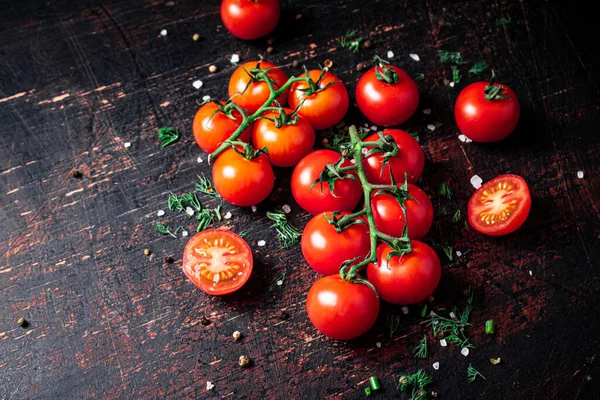 Los Tomates Rama Con Los Pedazos Verdura Las Especias Sobre — Foto de Stock
