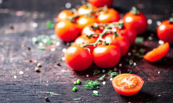 야채와 양념이 가지에 토마토가 어두운 배경에 고품질 — 스톡 사진