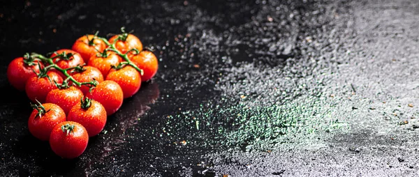 Ένα Κλαδί Ώριμες Ντομάτες Ένα Βρεγμένο Τραπέζι Μαύρο Φόντο Υψηλής — Φωτογραφία Αρχείου